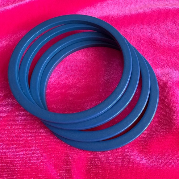 Set of four (4) | vintage (1950s/1960s) | blue plastic costume jewelry bangles - Picture 3 of 10